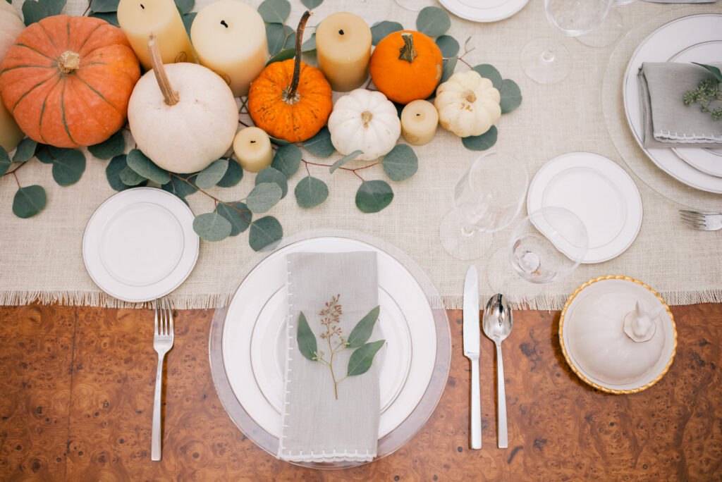 Orange et vert est le combo traditionnel pour la couleur de table de Thanksgiving