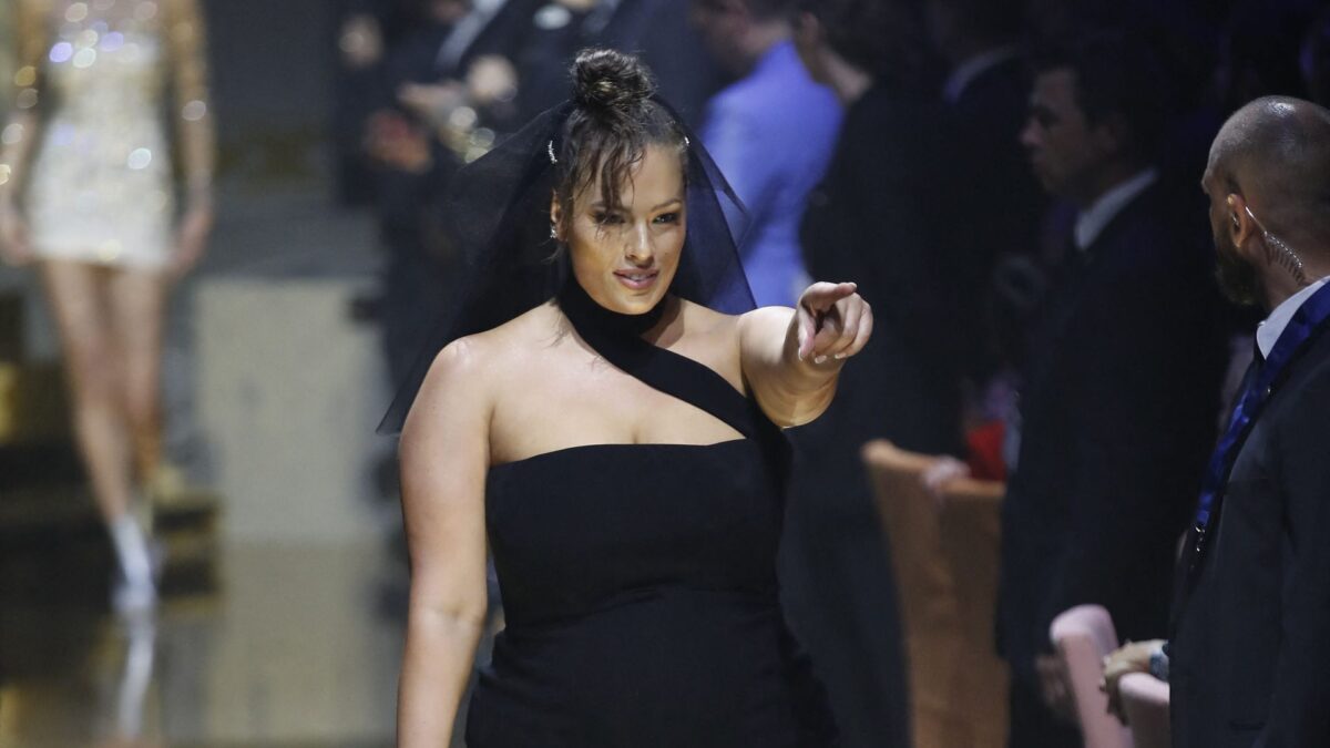 Ashley Graham de retour sur les podiums après la naissance de ses jumeaux