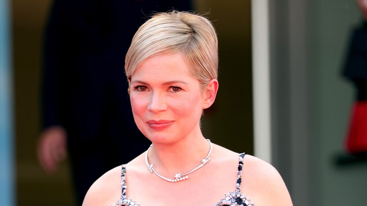 Les premières images : Michelle Williams enceinte montre son baby bump