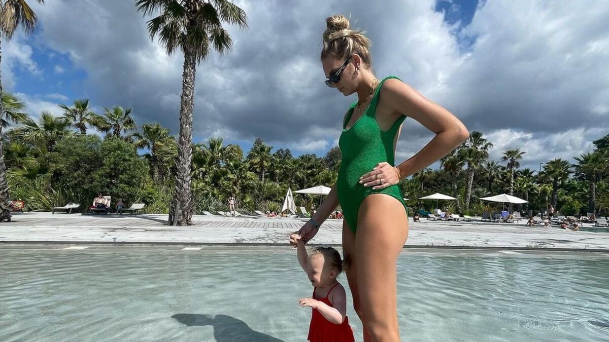 Avec enfant et boule : le mannequin Romee Strijd montre son baby bump