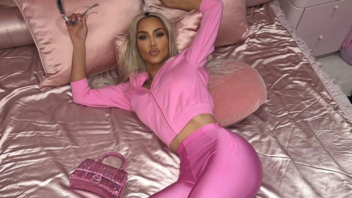 Enregistrée par North : Kim Kardashian s’étire dans son lit