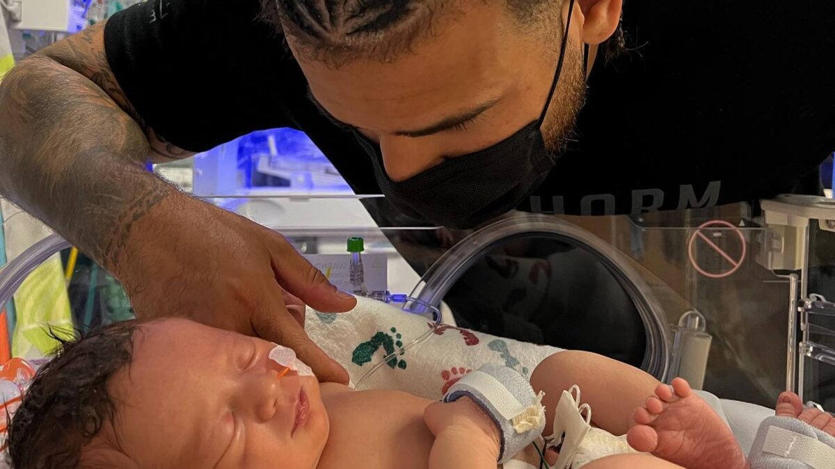 Opération d’urgence pour malformation cardiaque : le troisième enfant de Cory Wharton est né !