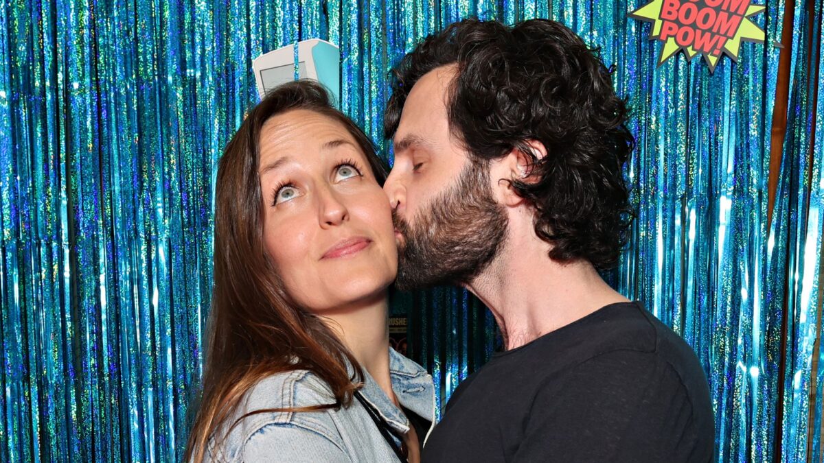 Très rare ! Penn Badgley amoureux avec sa femme lors d’un événement