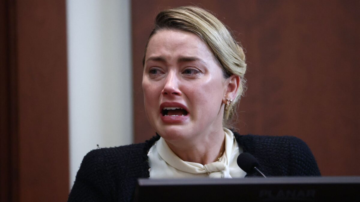 Un membre du jury se confie : Les larmes d’Amber Heard ne sont pas crédibles !