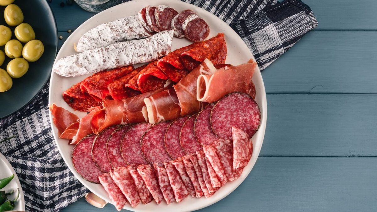 Une agence française confirme qu’une charcuterie bien-aimée est liée au cancer du côlon
