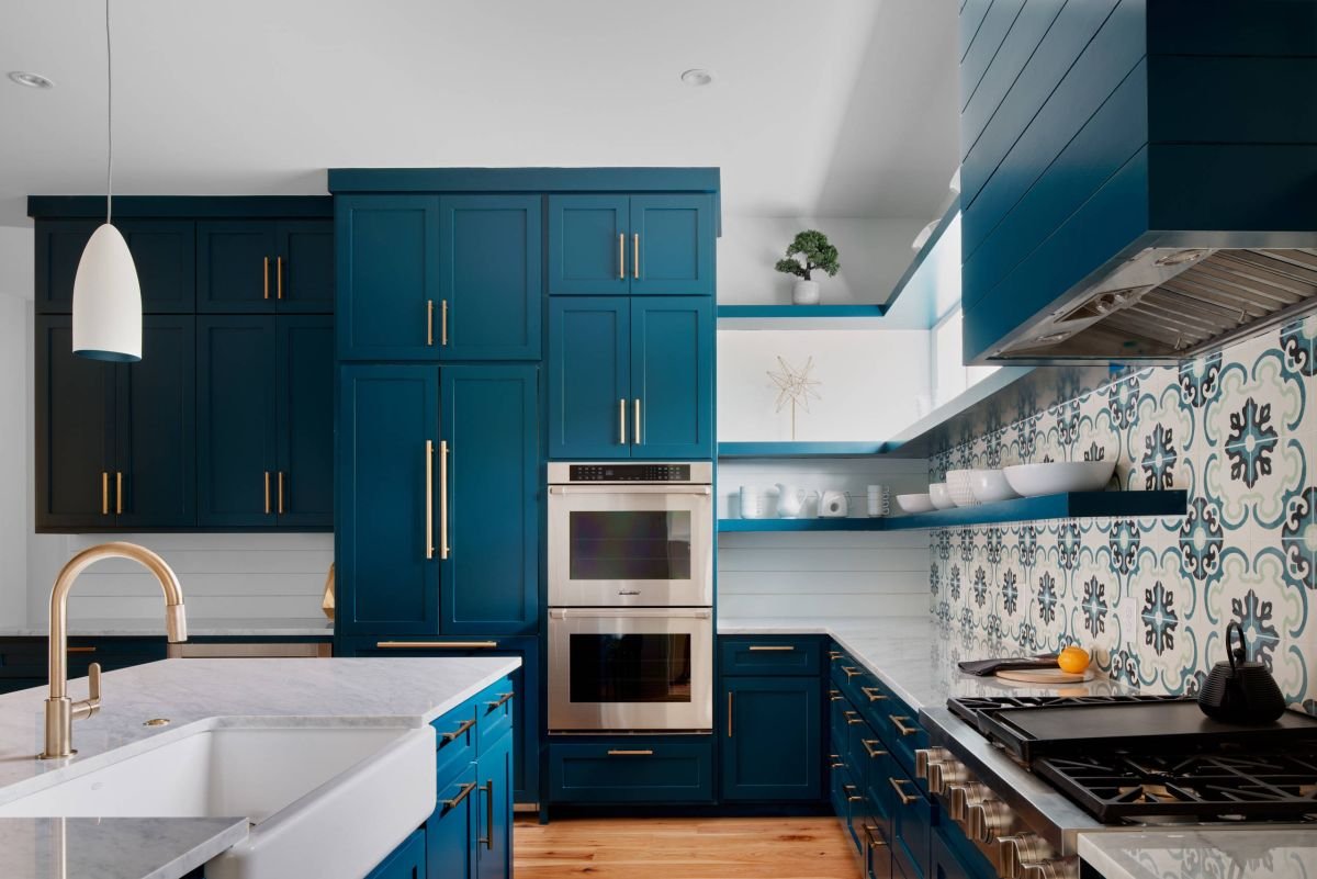 Moscow Midnight Sherwin Williams est un choix de couleurs audacieux et élégant