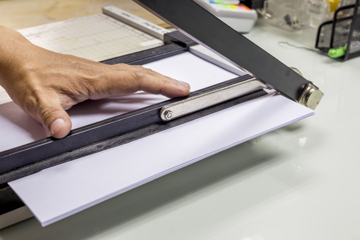 Le coupe-papier guillotine est l’outil ultime pour trancher le papier