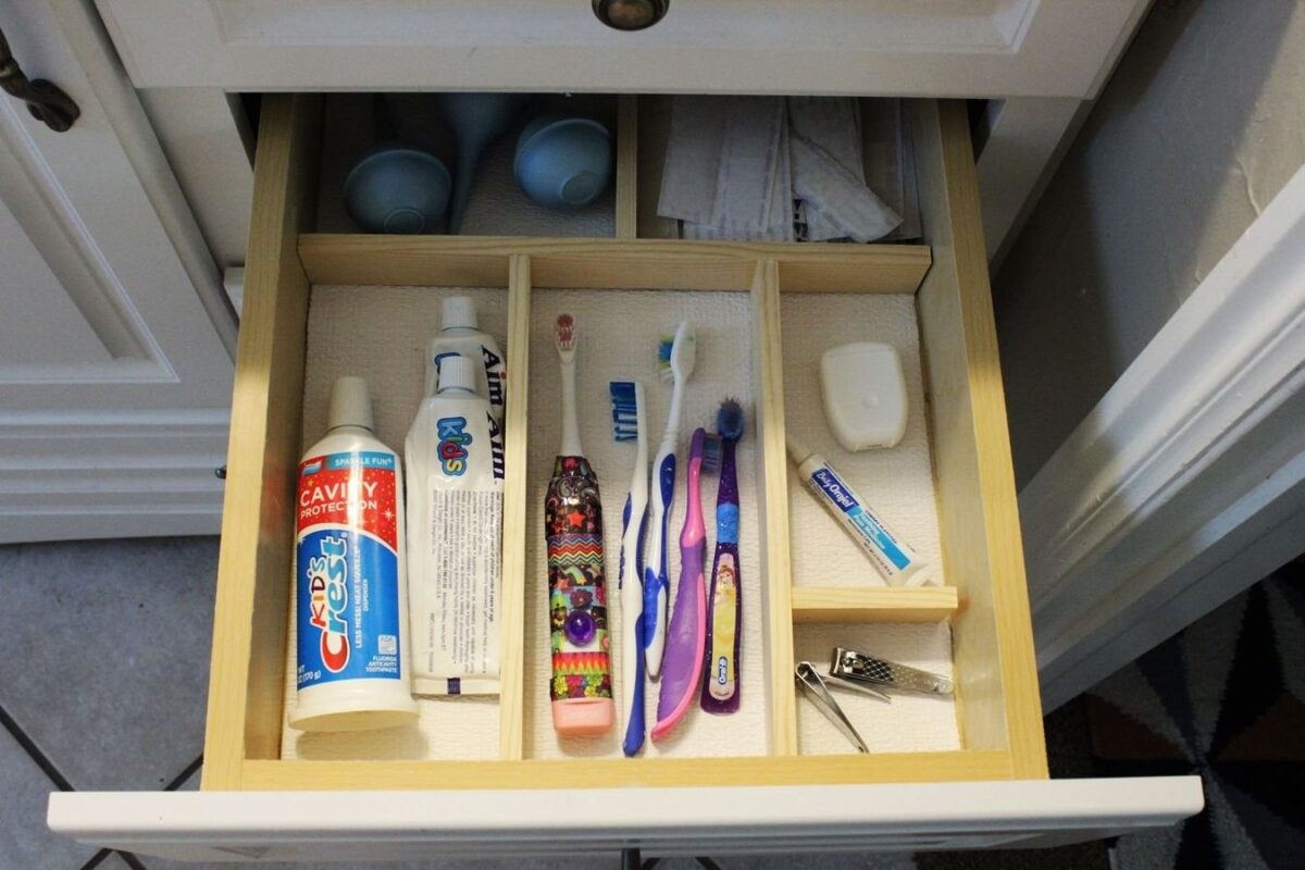 Comment faire un organisateur de tiroir de salle de bain pour un rangement sans encombrement