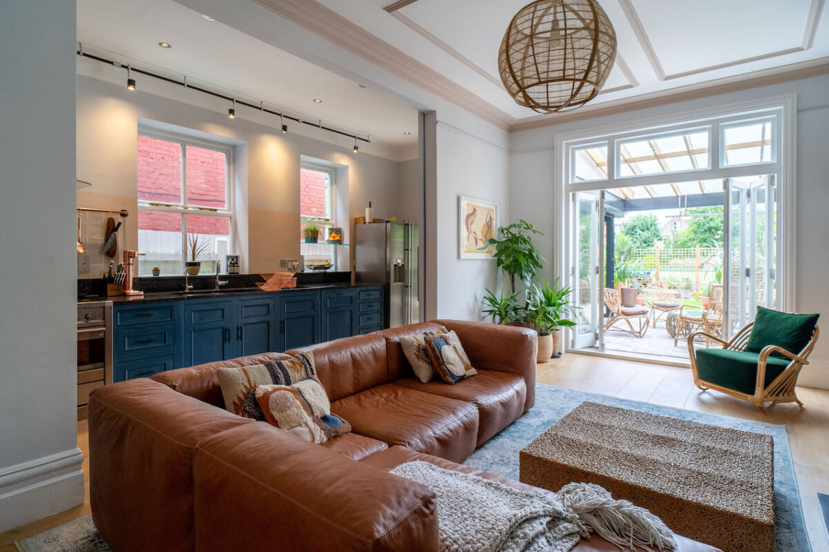 La décoration intérieure inspirée par les voyages rend cette perfection éclectique plate de Londres
