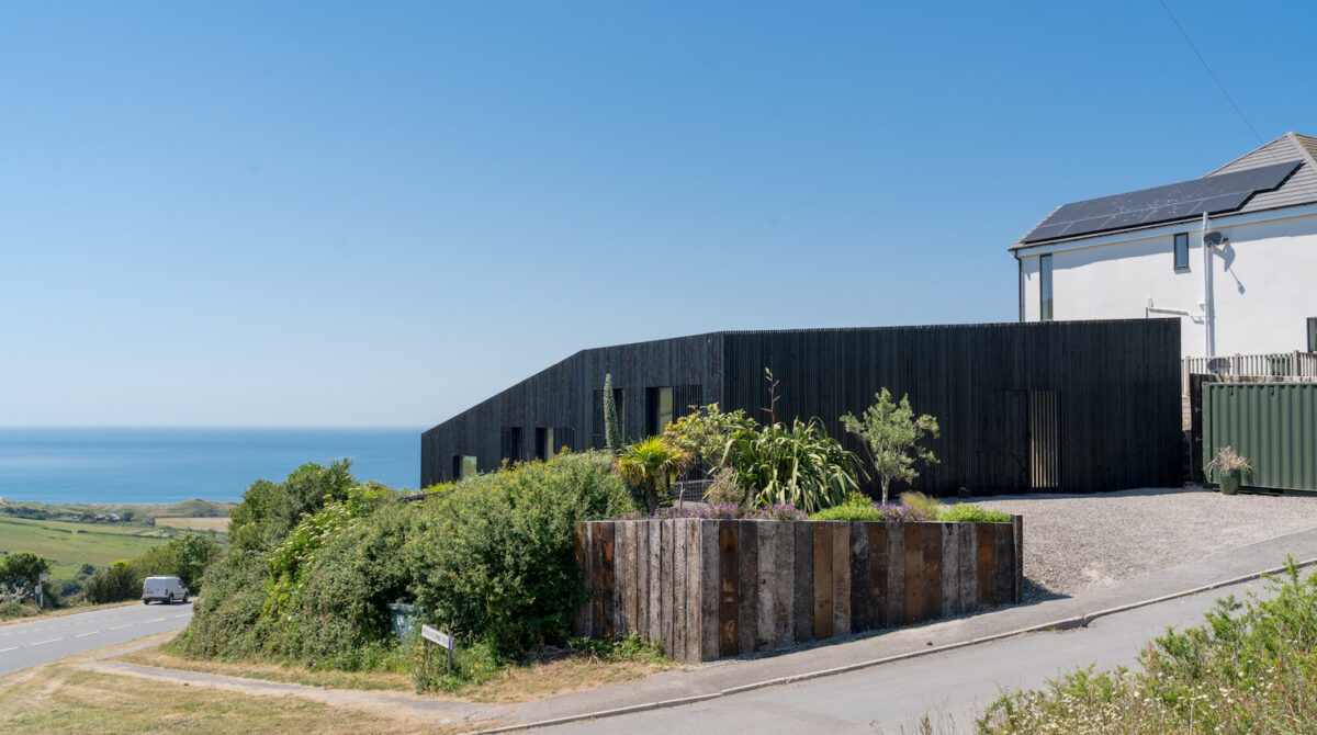 Le style chic et audacieux est la caractéristique inattendue de cette maison de campagne anglaise