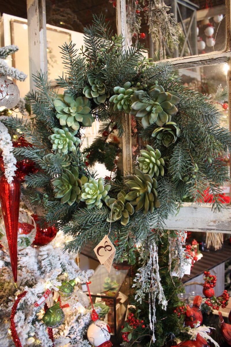 10 styles de couronnes de Noël pour habiller la porte d’entrée