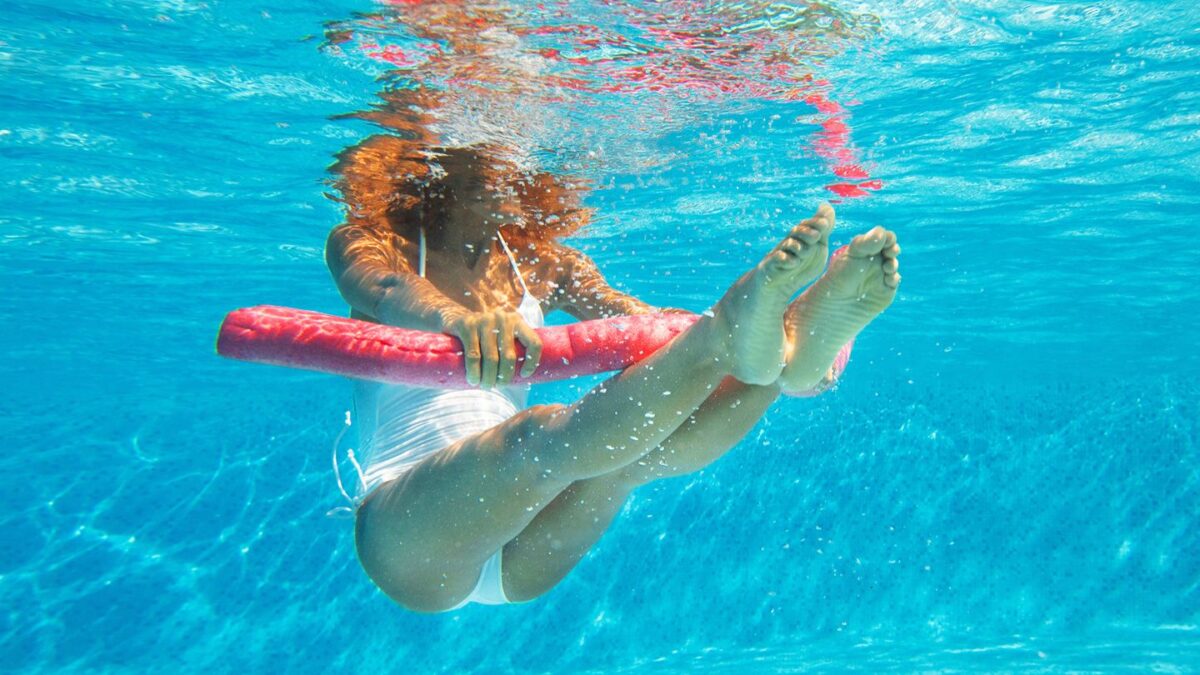 7 exercices en piscine pour un entraînement aquatique brûlant les graisses