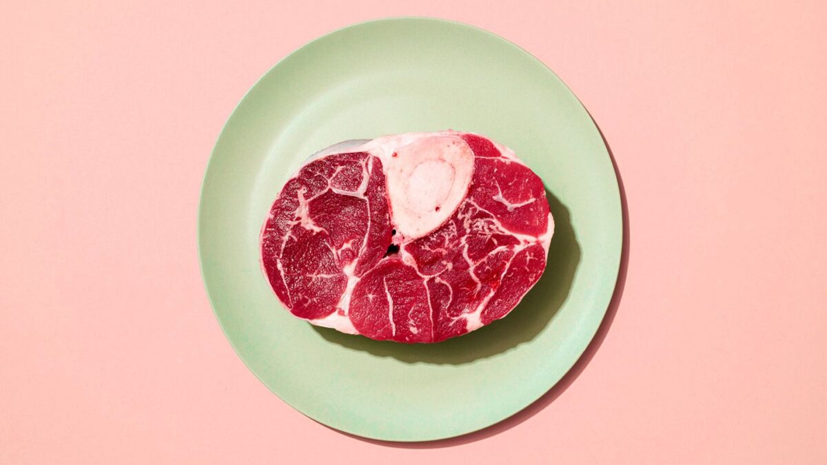 Les régimes à base de viande crue et de lait cru sont à la mode sur TikTok, malgré les risques pour la sécurité