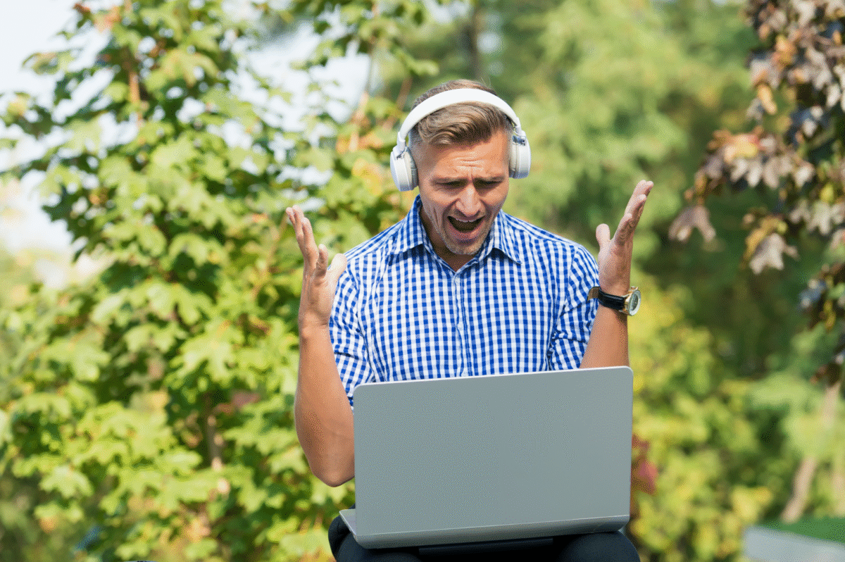 homme exterieur ordinateur casque