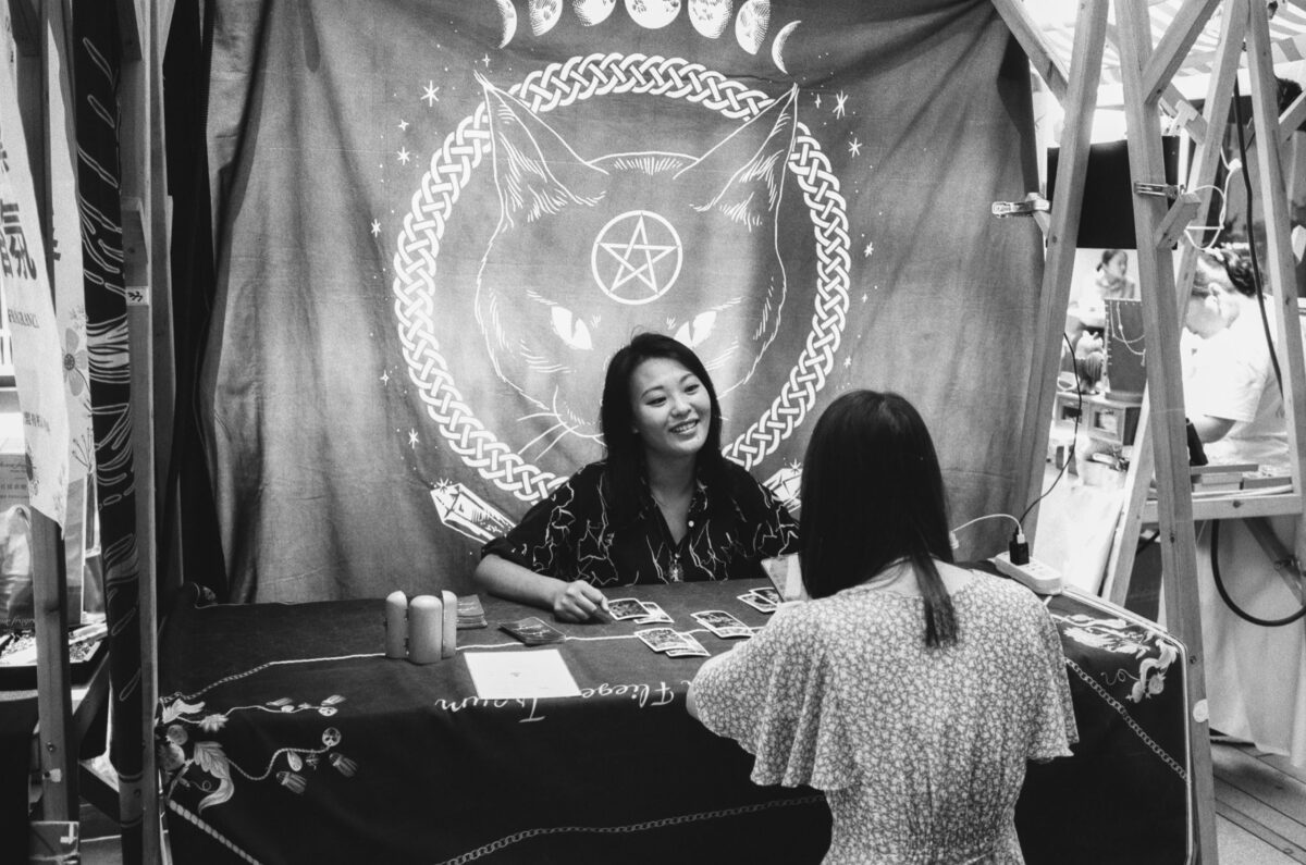 Comment le tarot scorer peut-il vous aider à envisager l’avenir ?