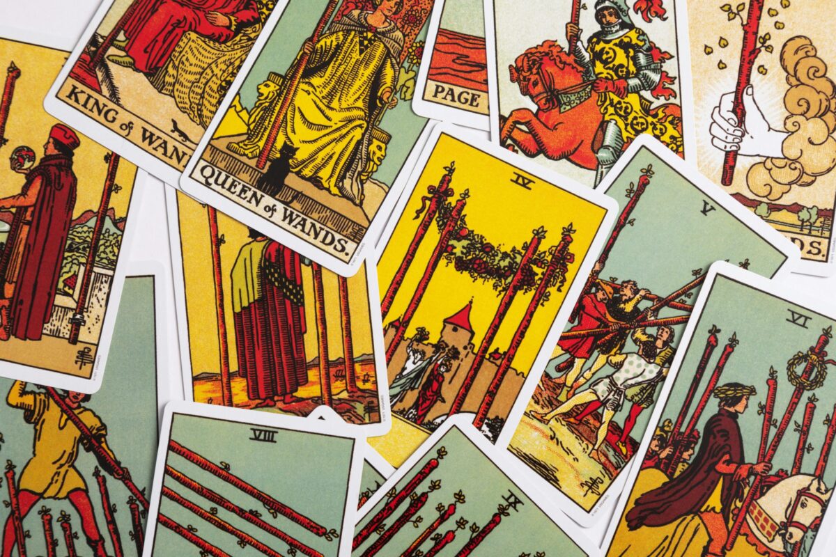 Le bâton dans le tarot : symbole de pouvoir ou de transformation ?