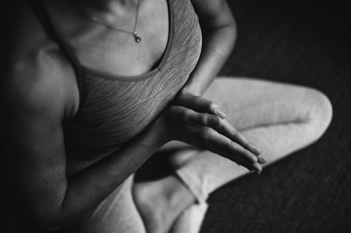 Quels sont les secrets du professeur de yoga pour une vie équilibrée et sereine ?