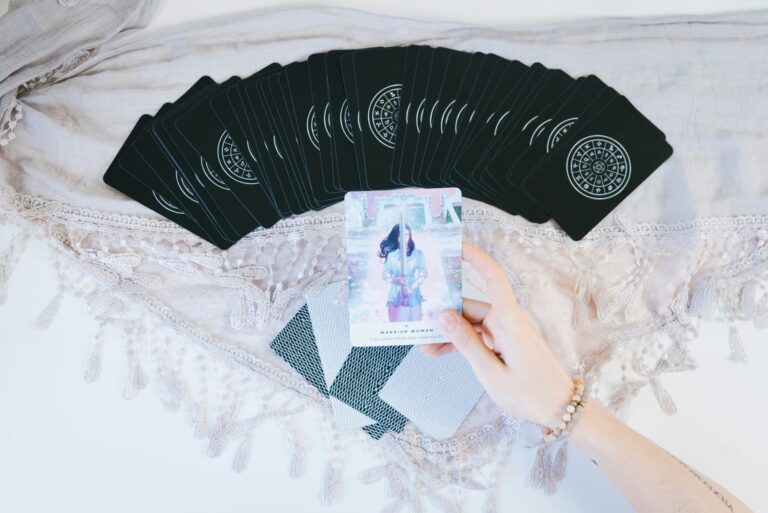découvrez l'univers mystique du tarot et explorez les secrets de cet art divinatoire avec nos interprétations et conseils de tirage.
