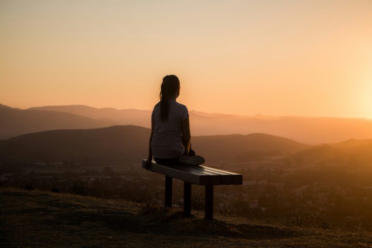 découvrez les bienfaits de la méditation et apprenez à pratiquer la pleine conscience pour retrouver calme et sérénité dans votre vie quotidienne.