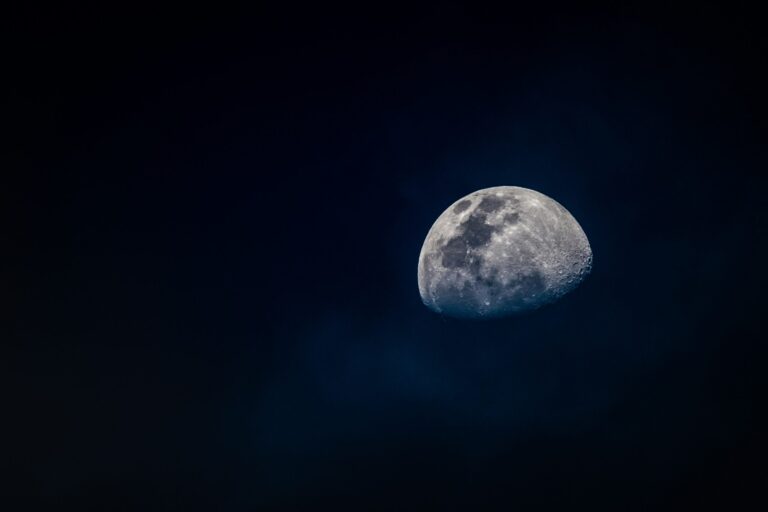 découvrez l'univers fascinant de l'astrologie et explorez les mystères des signes du zodiaque, des horoscopes et de la compatibilité astrologique.