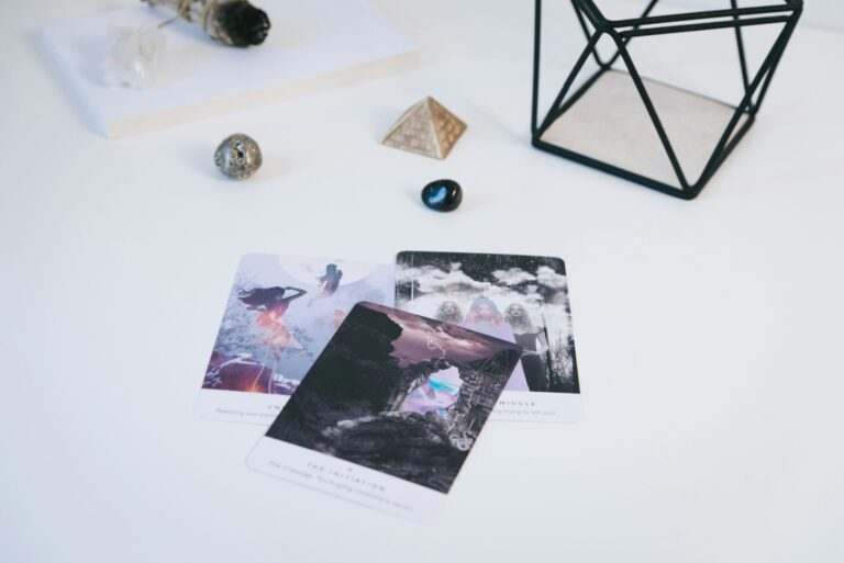 découvrez les mystères du tarot et trouvez des réponses à vos questions grâce à cet art divinatoire fascinant.