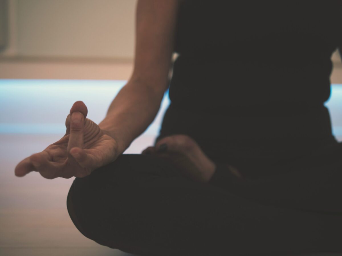 découvrez tous les bienfaits du yoga pour le corps et l'esprit. apprenez les postures et les techniques de méditation pour une harmonie totale avec votre être intérieur.