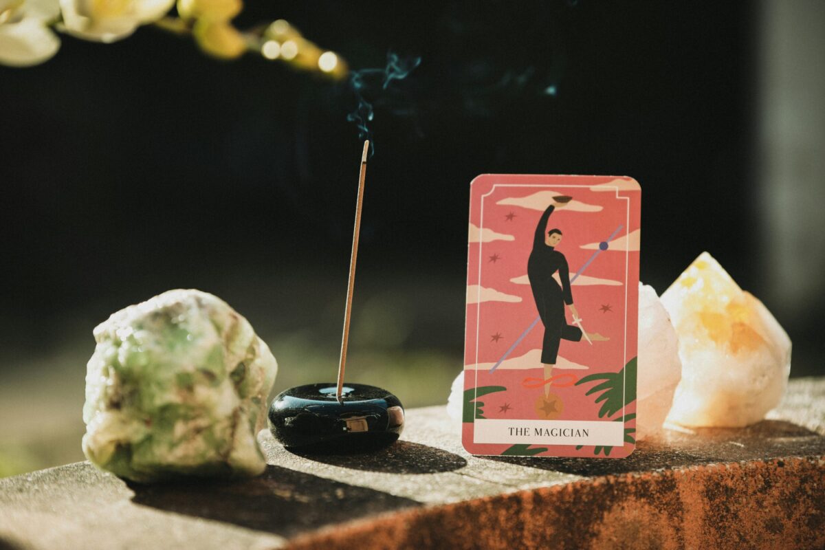 découvrez l'univers mystérieux du tarot et ses nombreux secrets. apprenez-en davantage sur l'art divinatoire et la symbolique des arcanes. consultez nos experts pour une interprétation personnalisée de votre tirage de cartes.