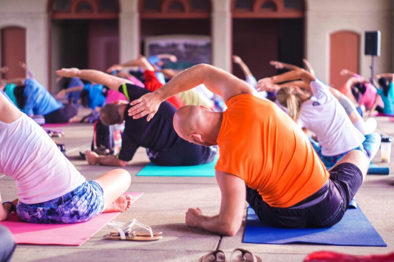 découvrez les bienfaits du yoga pour votre bien-être physique et mental. apprenez à vous détendre et à renforcer votre corps grâce à des pratiques ancestrales de méditation et de respiration.