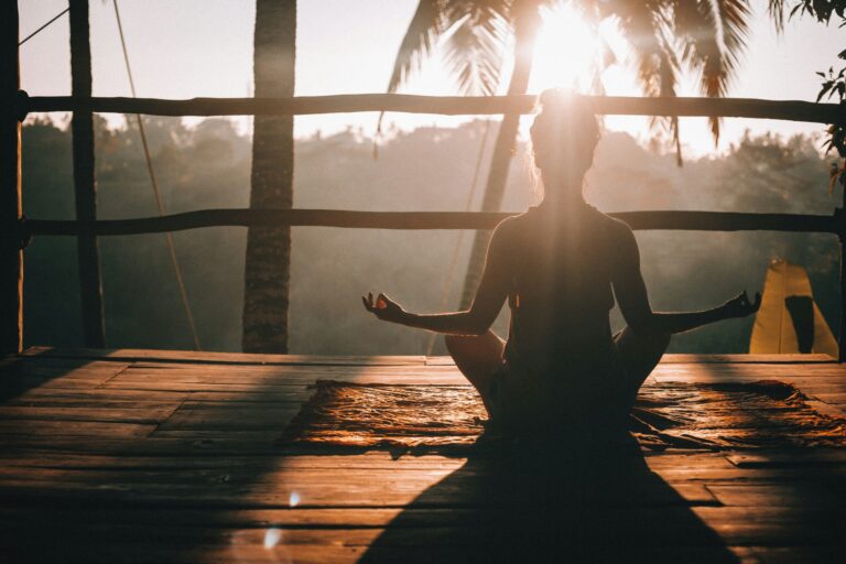 découvrez le yoga, une discipline ancestrale alliant méditation, respiration et mouvement pour retrouver équilibre et bien-être physique et mental.