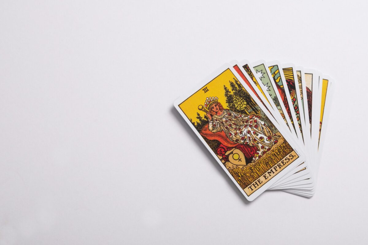 découvrez l'univers envoûtant du tarot avec des tirages personnalisés et des interprétations de cartes pour éclairer votre avenir et vos questionnements.