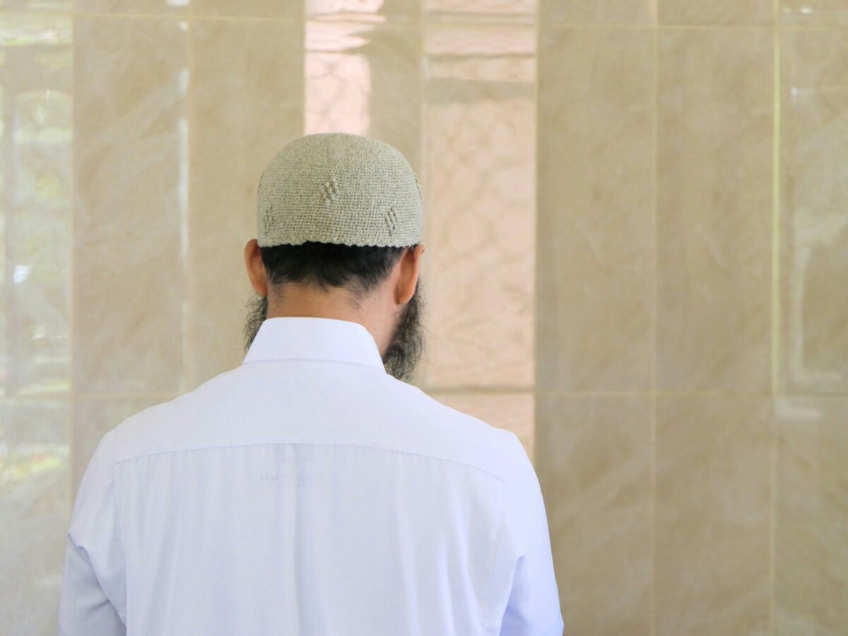 découvrez les principes et les bienfaits de la prière islamique, son importance et ses étapes, dans cet article informatif sur l'islam.