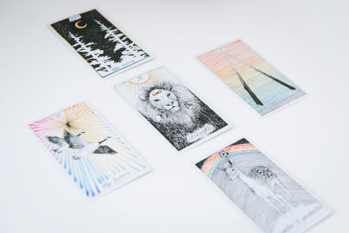 découvrez l'univers mystérieux du tarot et explorez les mystères de votre destin avec nos tirages de cartes personnalisés.