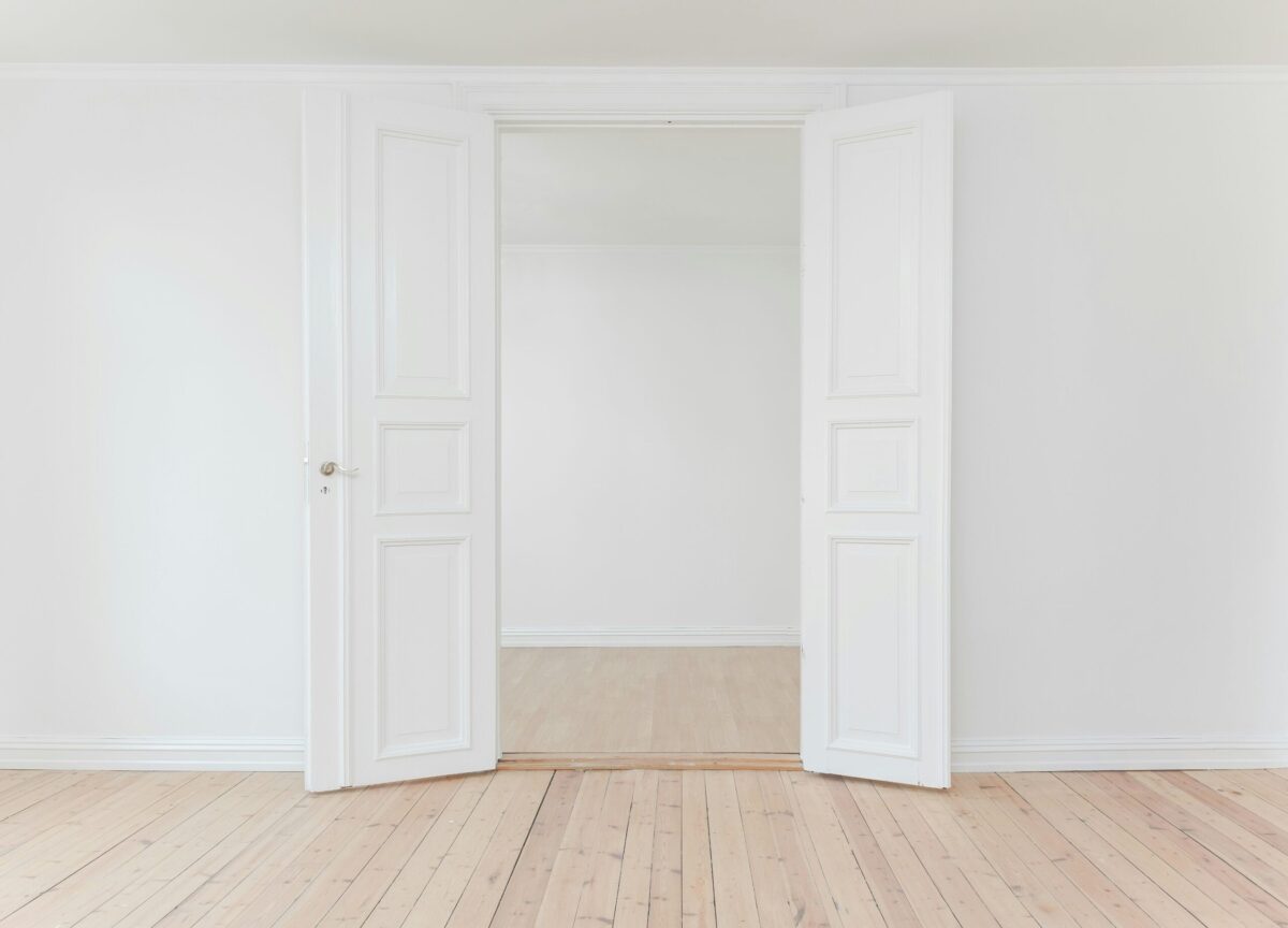 découvrez un espace de bien-être et de sérénité au sein de notre studio de yoga, offrant des cours adaptés à tous niveaux pour une pratique équilibrante et ressourçante.