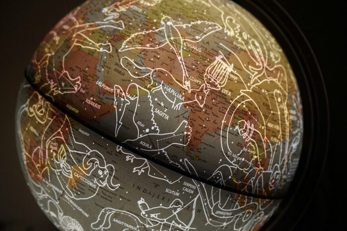 découvrez tout sur l'astrologie, les signes du zodiaque, les horoscopes et les prédictions astrologiques avec notre guide complet sur l'astrologie.