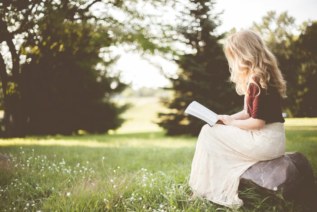 découvrez la prière matinale pour commencer votre journée sur une note de sérénité et de spiritualité.