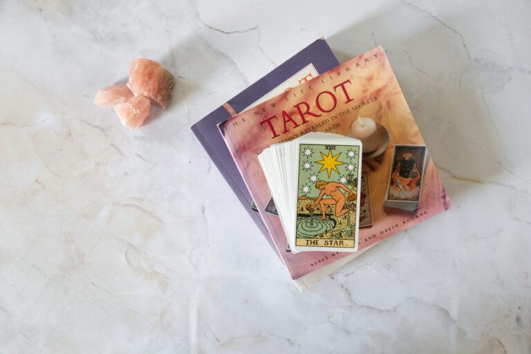 découvrez l'univers mystique du tarot et explorez ses secrets avec nos cartomanciens experts. obtenez des réponses à vos questions et éclairez votre avenir avec nos lectures de tarot personnalisées.