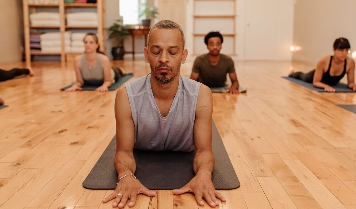 Yoga et Spiritualité: L’Essence de la Lettre Y en Quête d’Harmonie Intérieure