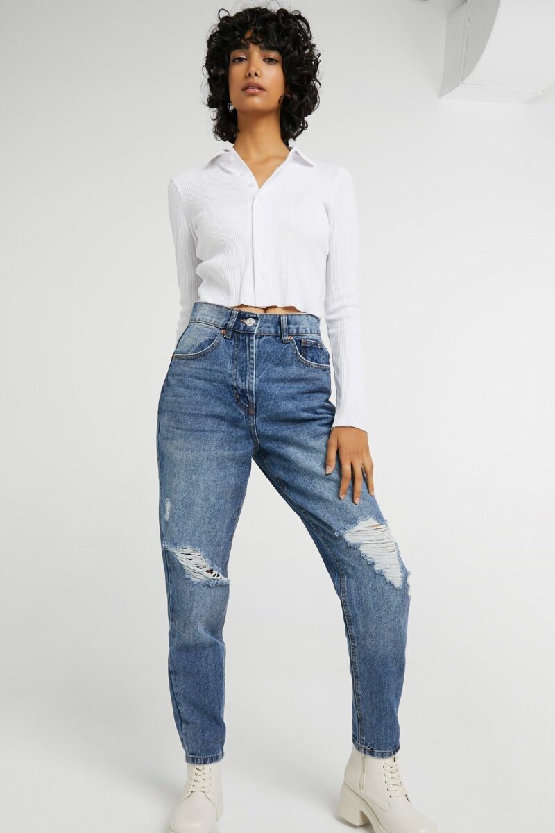 Les jeans mom: Comment intégrer cette pièce vintage dans votre garde-robe spirituelle?