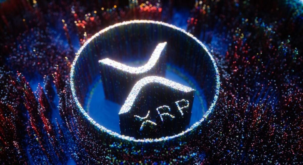Pièce de XRP posée devant un graphique de cours évoquant les dernières actualités du marché crypto.