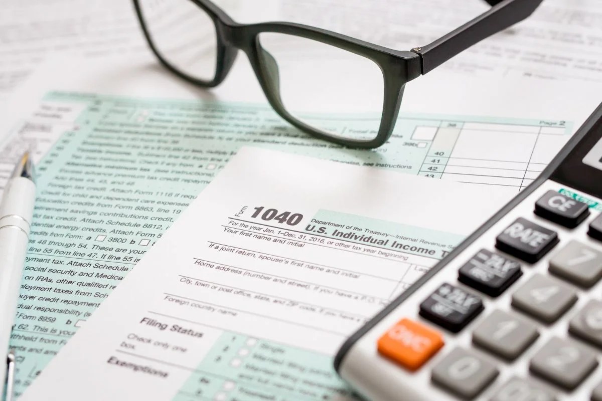 Investisseur consultant le cours d'une action pour acheter depuis une plateforme de bourse