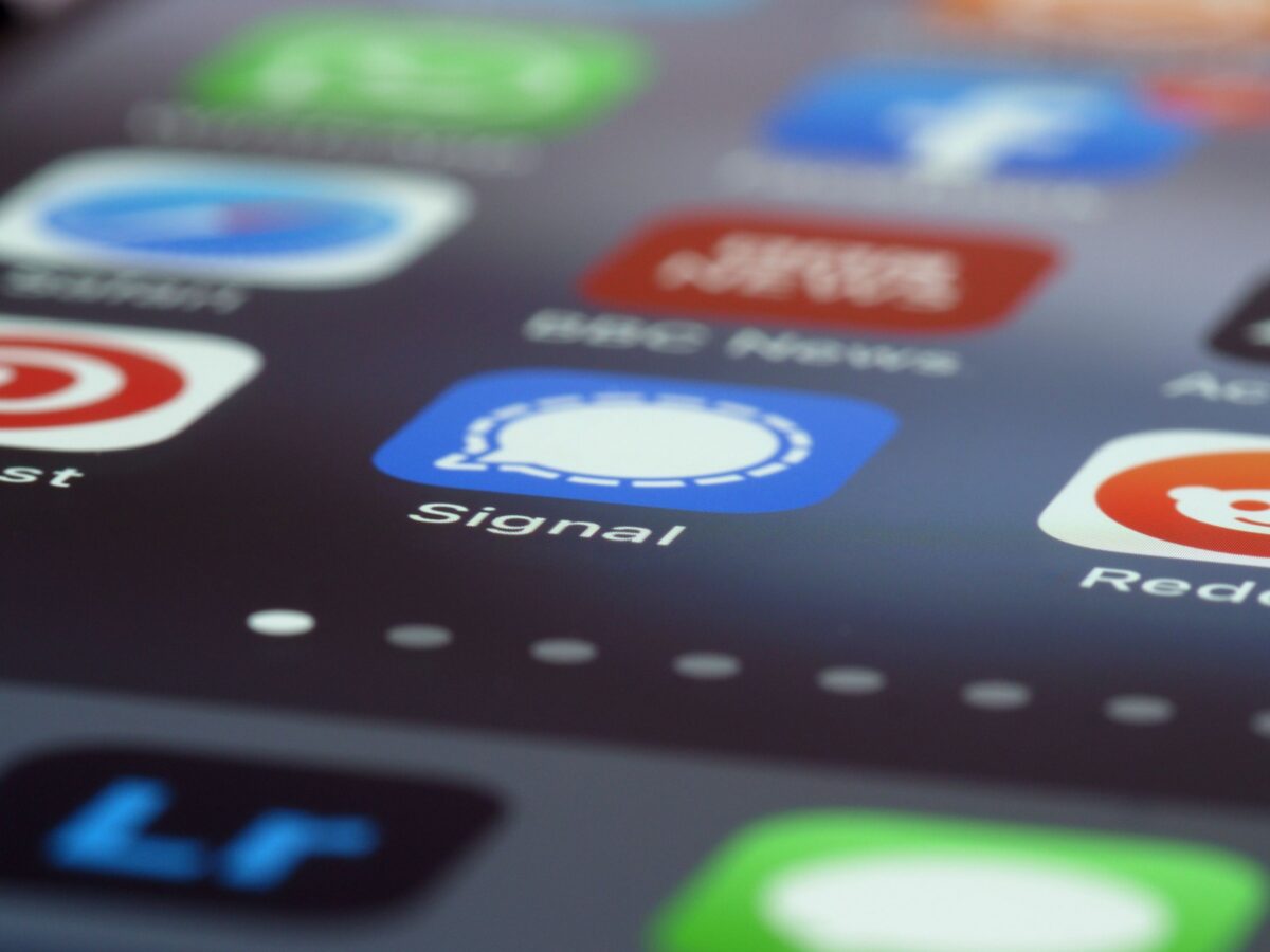 Téléphone allumé posé sur une table, écran affichant des notifications et des données de localisation